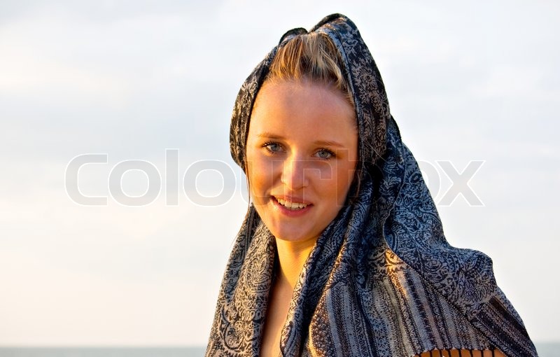 Mädchen zu einem Tuch um den Kopf binden Stockfoto Colourbox