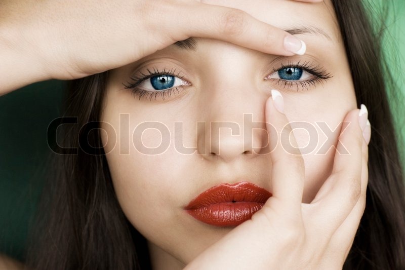 Braunhaarige mit blauen augen