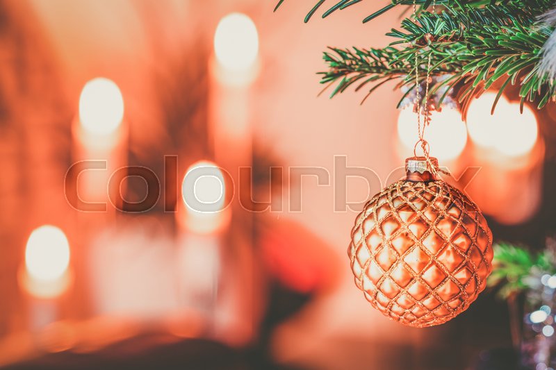 Julepynt og julelys i en stue fyldt med julestemning og et flot ... Stue juletræ