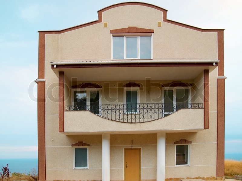 Vor einem Haus. | Stock Bild | Colourbox