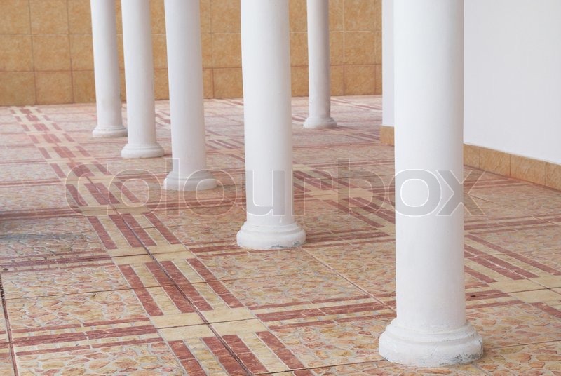 Weiße Säulen vor dem Haus. | Stock Bild | Colourbox