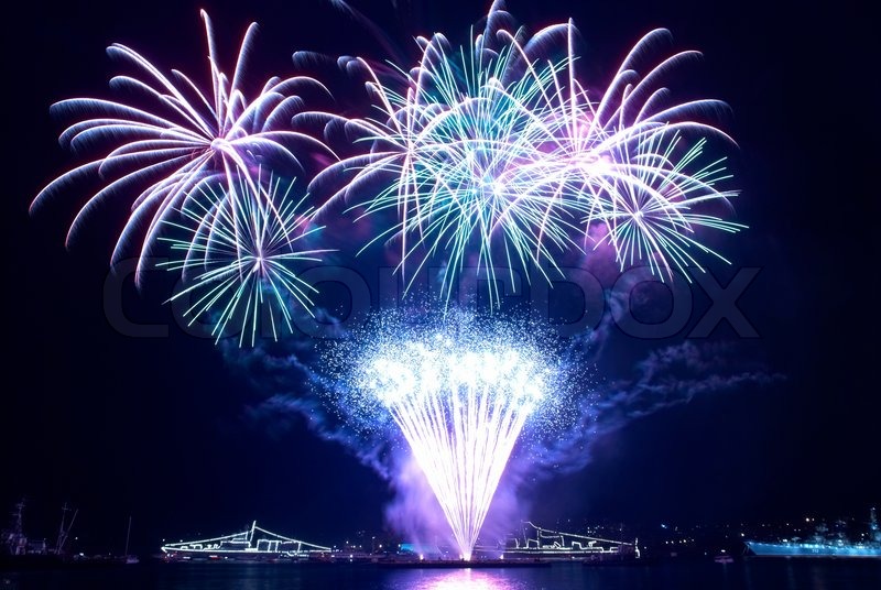bunte-feuerwerk-auf-dem-schwarzen-himmel-stock-bild-colourbox