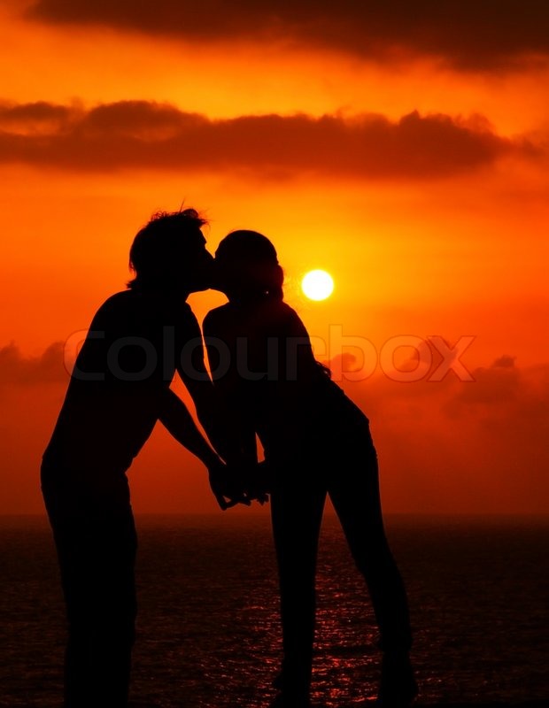 Glückliches Paar romantisch küssen am lauen Sommerabend Stockfoto