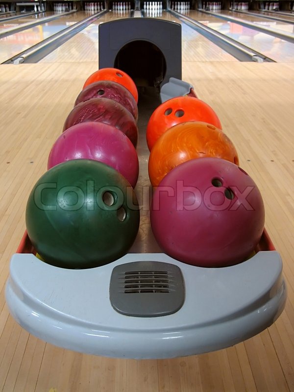 En række af farverige bowlingkugler Stock foto Colourbox