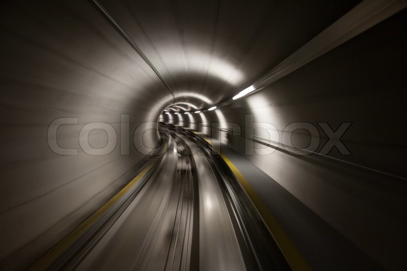 Gehen Trog die unterirdischen Tunnel ( Stock Bild Colourbox