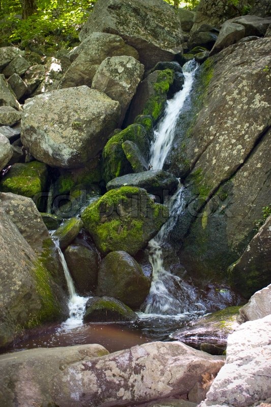 Ein schöner Wasserfall fließt in der | Stock Bild | Colourbox