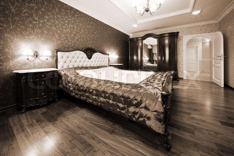 Moderne Schlafzimmer mit Bett und die weiße Tür | Stockfoto | Colourbox Moderne Schlafzimmer mit Bett und die weiße Tür | Stockfoto | Colourbox