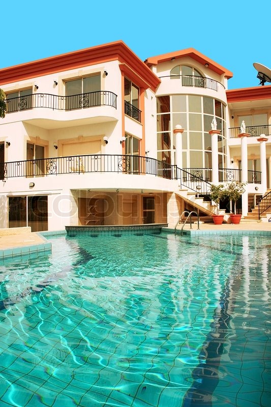 Wunderschöne Villa mit Säulen und Pool | Stock Bild | Colourbox