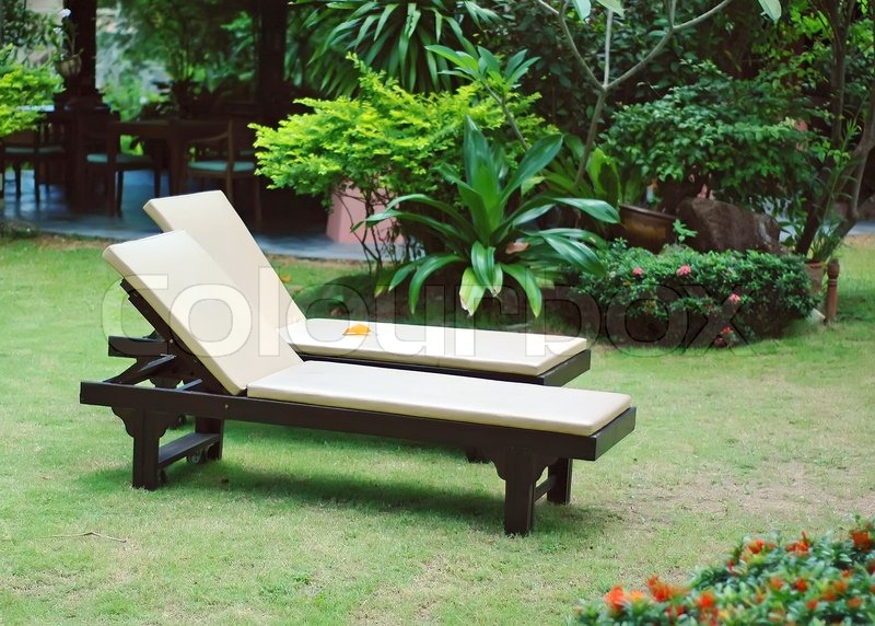 Zwei Sonnenliegen im Garten | Stock Bild | Colourbox