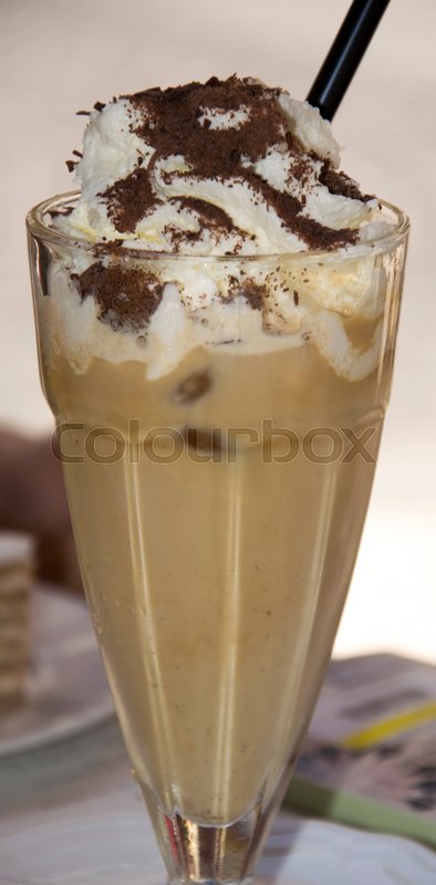 Foto von einem Eiskaffee mit Sahne | Stock Bild | Colourbox