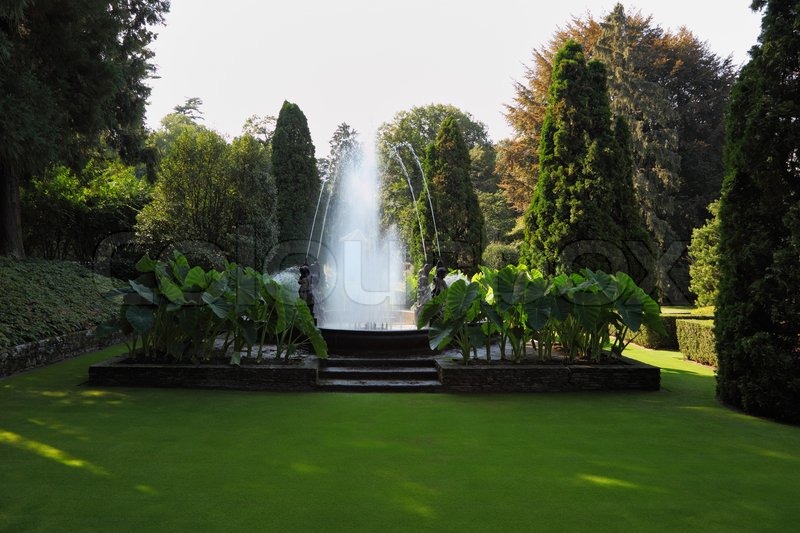Der Brunnen auf dem schönen Rasen lawnA | Stock Bild | Colourbox