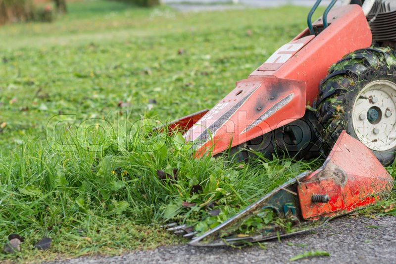 Mit Balkenmäher wird Gras gemäht | Stock Bild | Colourbox