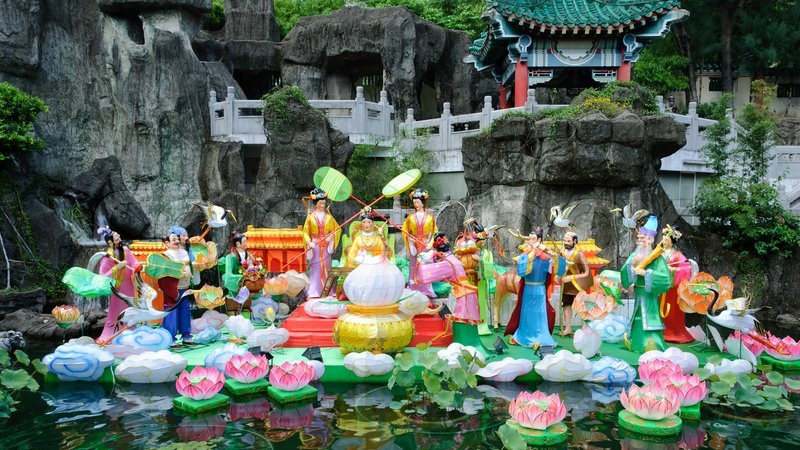 Chinesische Laterne im Garten | Stock Bild | Colourbox