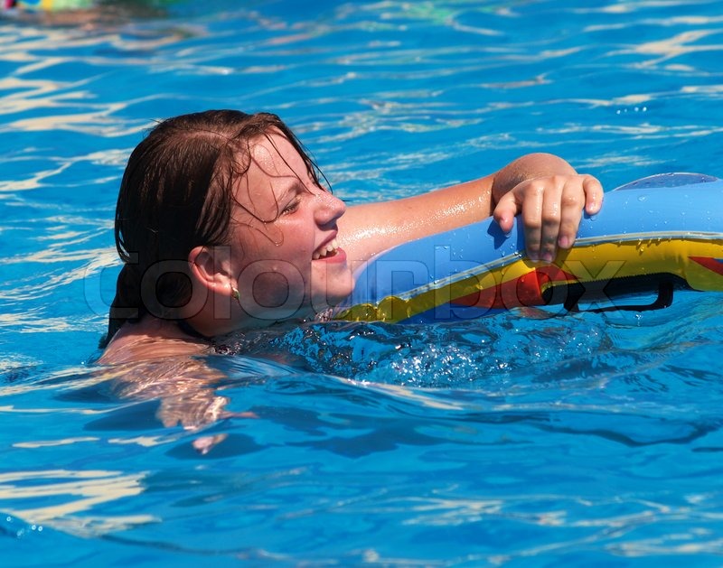 Young Teen Girl Schwimmen Im Schwimmbad Stock Bild Colourbox