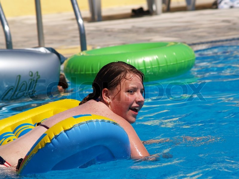 Young Teen Girl Schwimmen Im Schwimmbad Stock Bild Colourbox