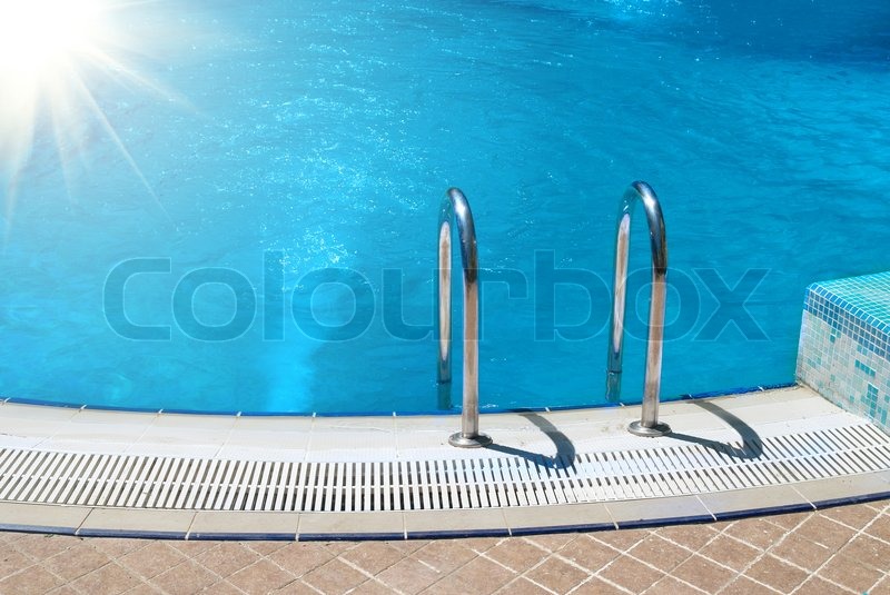 Schwimmbad mit Treppe und Blau | Stock Bild | Colourbox