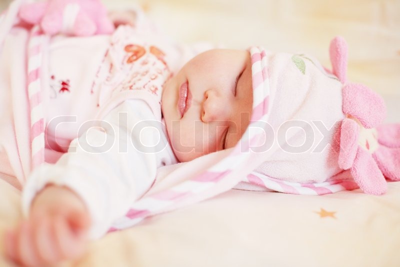 Liegen schlafendes Baby mit kleinen ... | Stock Bild | Colourbox