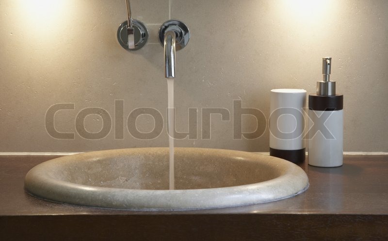 Waschbecken mit Wasserhahn auf können | Stock Bild | Colourbox