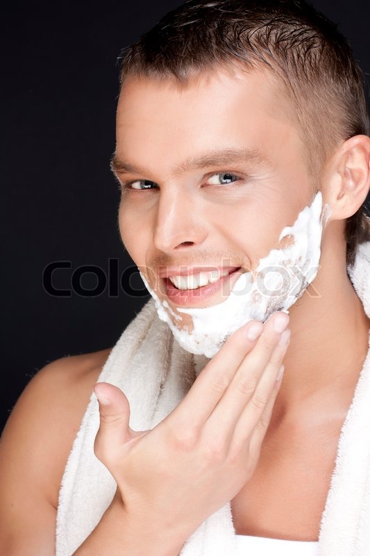 Junge hübsche Männer rasieren auf einem schwarzen Hintergrund ...