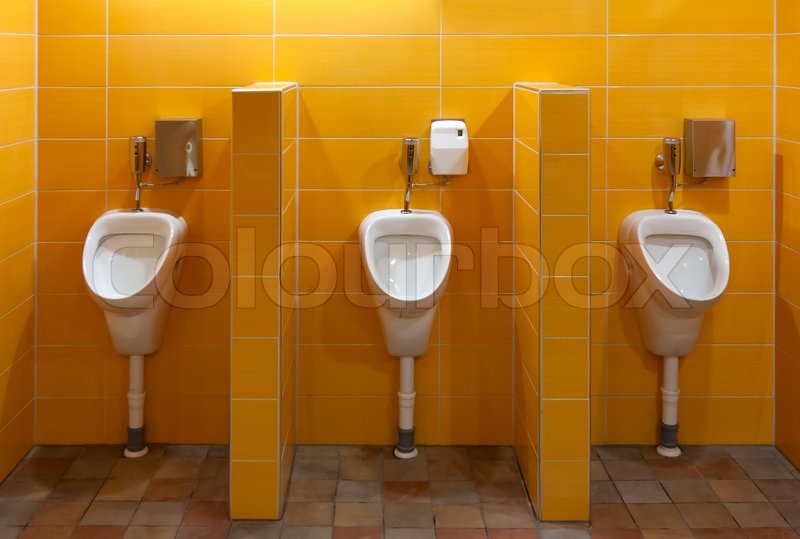 Drei Urinal im Bad mit gelben Wänden | Stockfoto | Colourbox