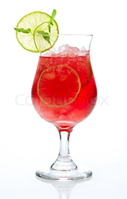 Rot cocktail mit Eis und Limette | Stock Bild | Colourbox