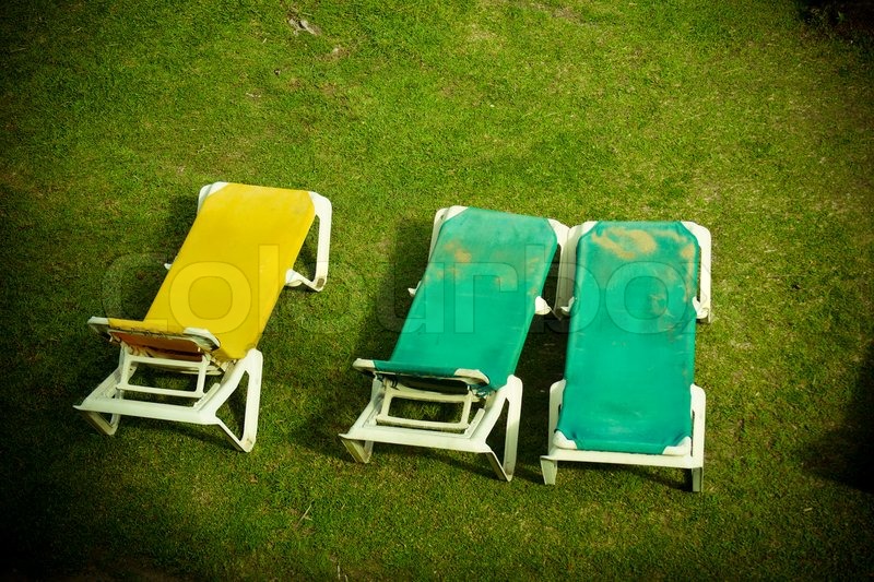 Gartenmöbel auf den Rasen | Stock Bild | Colourbox