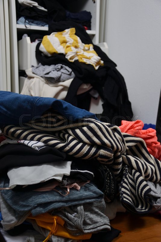 Kleiderschrank | Stock Bild | Colourbox