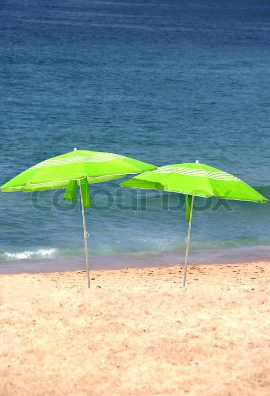 Zwei grüne Sonnenschirme am Strand | Stock Bild | Colourbox