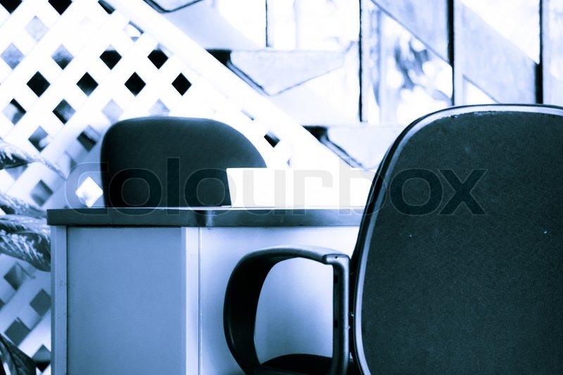 Büro mit Schreibtisch und einem Stuhl | Stock Bild | Colourbox