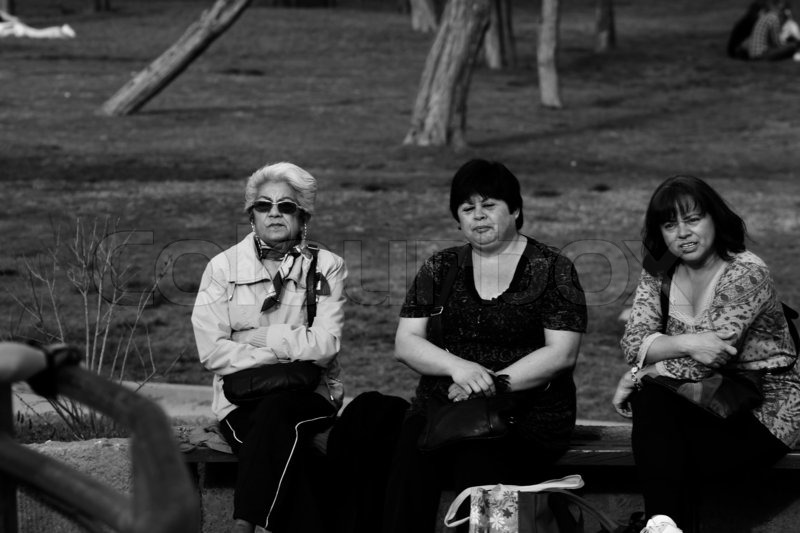 Drei Frauen auf einer Parkbank Stock Bild Colourbox