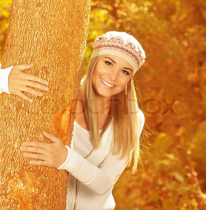 Photo Of Cute Happy Girl In Autumnal Park Closeup Portrait Of Sweet Blonde Woman Wearing Stylish Beret Attractive Female Hugging Tree Trunk In Beautiful Photo Of Cute Happy Girl In Autumnal Park Closeup Portrait Of Sweet Blonde Woman Wearing Stylish Beret Attractive Female Hugging Tree Trunk In Beautiful