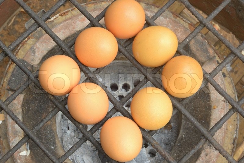 Gegrilltes Huhn Eier über Herd gridiron | Stock Bild | Colourbox