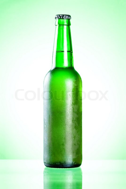 Kaltes Bier in der grünen Flasche mit Stock Bild Colourbox