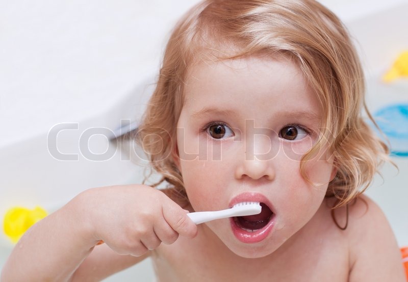 Nette Baby im Badezimmer | Stock Bild | Colourbox