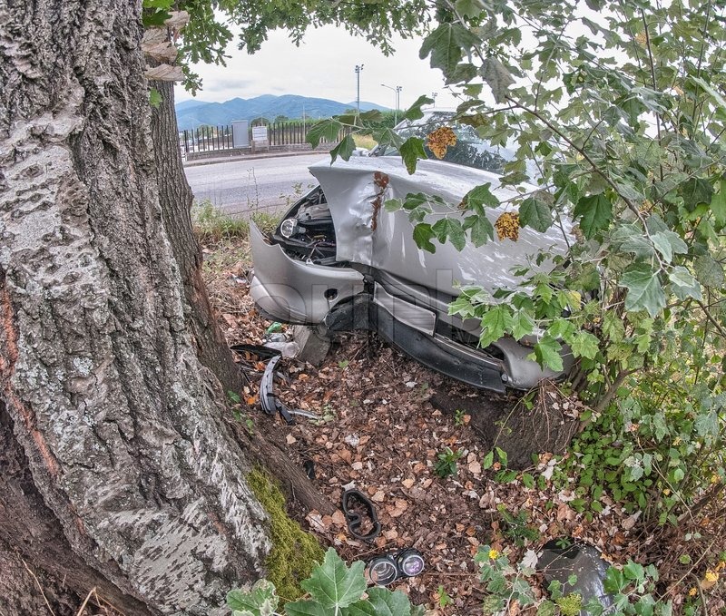 Schrecklichen Unfall - Auto gegen einen ... | Stock Bild | Colourbox