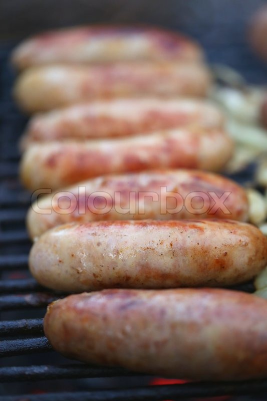 Würste vom Grill mit Zwiebeln | Stock Bild | Colourbox