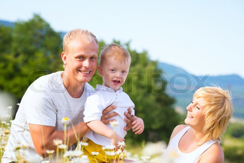 Familie auf der Wiese Stock Bild Colourbox