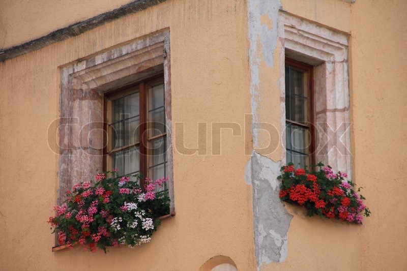 Blühen rote, weisse und Rosa Geranien in den Blumenkästen an der ... Blühen rote, weisse und Rosa Geranien in den Blumenkästen an der ...