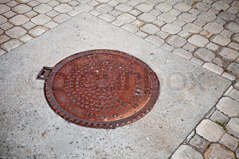 Alte verrostete Abwasserschacht auf der Stock Bild Colourbox