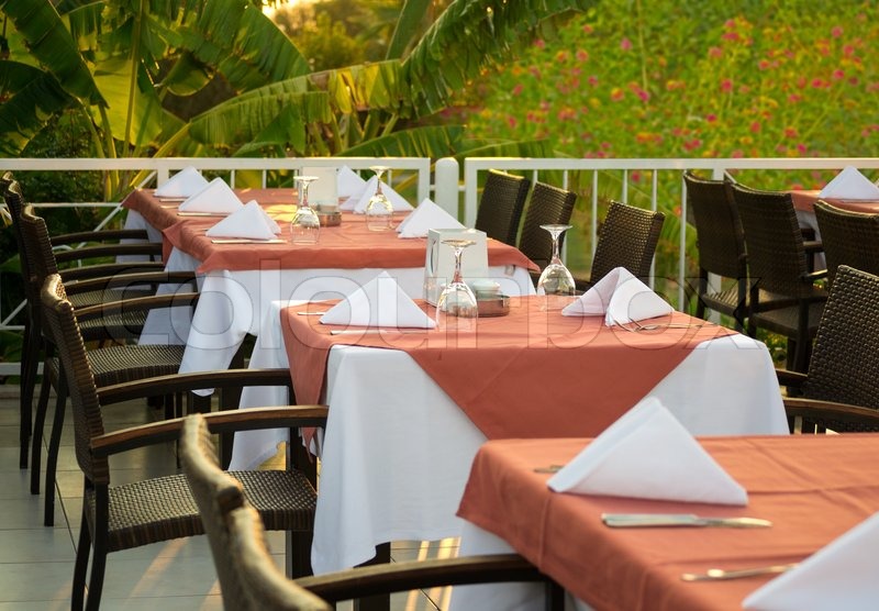 Tische im Restaurant serviert für ein | Stock Bild | Colourbox