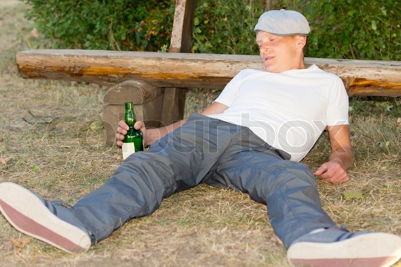 Addicted Mann auf dem Boden liegend erleben Lethargie nach