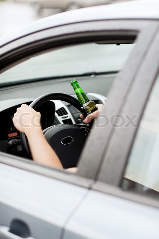 Mann trinkt Alkohol während der Fahrt Stock Bild Colourbox