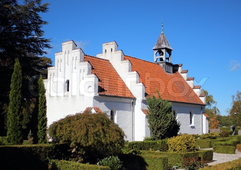 Alte traditionelle Dorfkirche an einem Stock Bild Colourbox