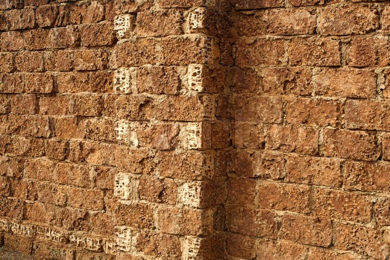 Typische Wand mit großen Kalkstein | Stock Bild | Colourbox