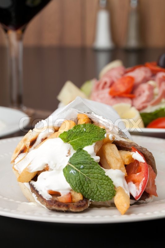 Griechische Pita Gyro Wrap | Stock Bild | Colourbox