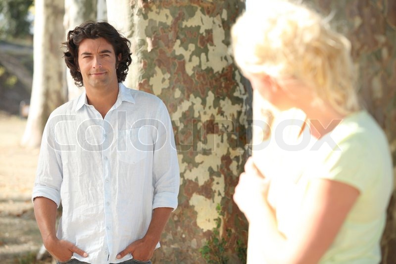 Warum Beobachtet Ein Mann Eine Frau www.colourbox.de