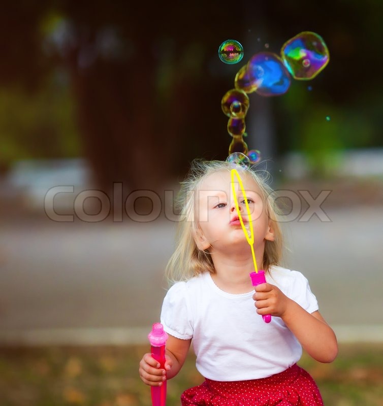 Kleines Mädchen mit Blasen | Stock Bild | Colourbox