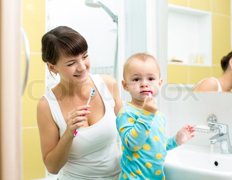 Mutter und Baby putzen Zähne im Badezimmer | Stockfoto | Colourbox Mutter und Baby putzen Zähne im Badezimmer | Stockfoto | Colourbox