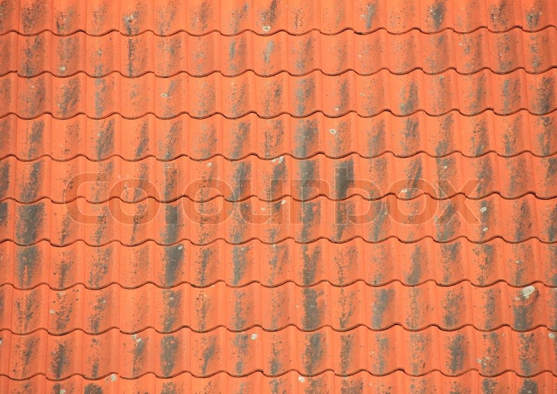 Alte rote Dachziegel schwarz patiniert | Stock Bild | Colourbox